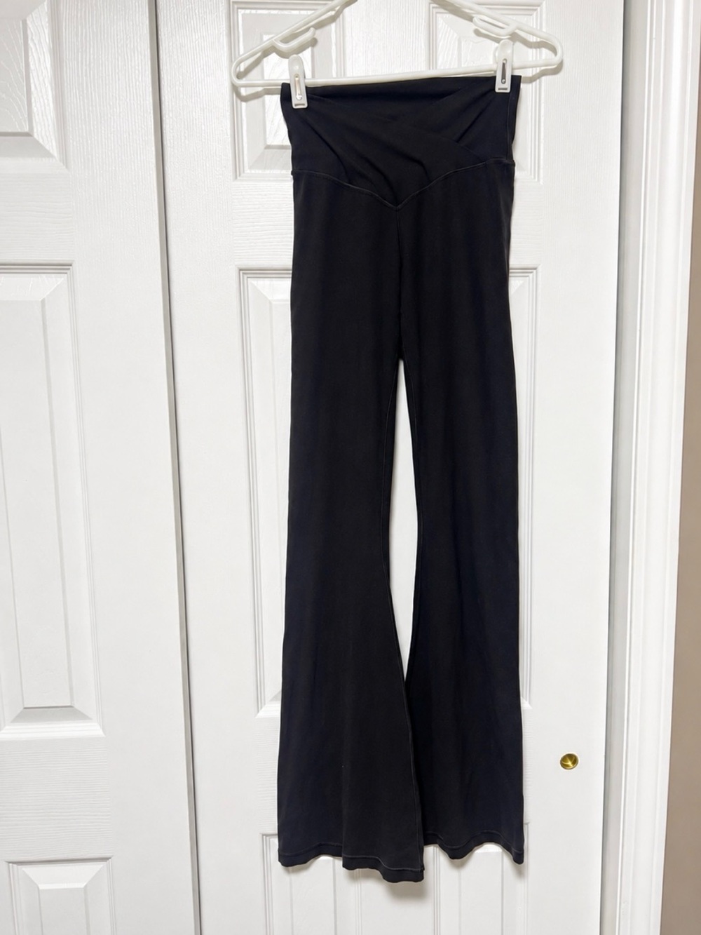 OFFLINE by Aerie Real Me Crossover Flare Leggings Black High Waisted Sz M - Picture 3 of 7